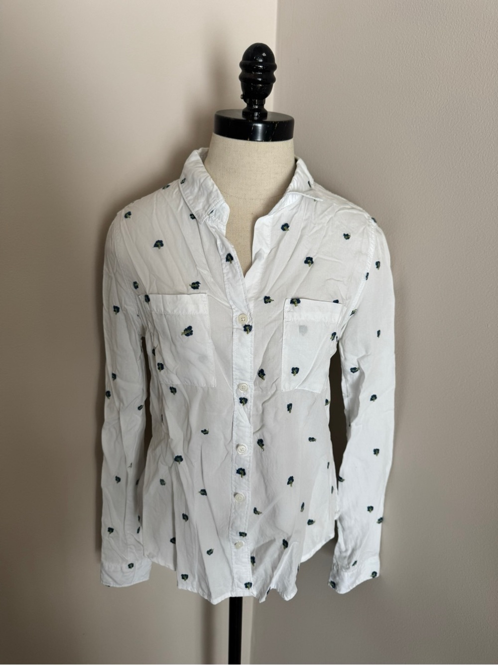 Francesca's Collections White Button-Down Shirt with Green/Blue FlowerEmbroidery
